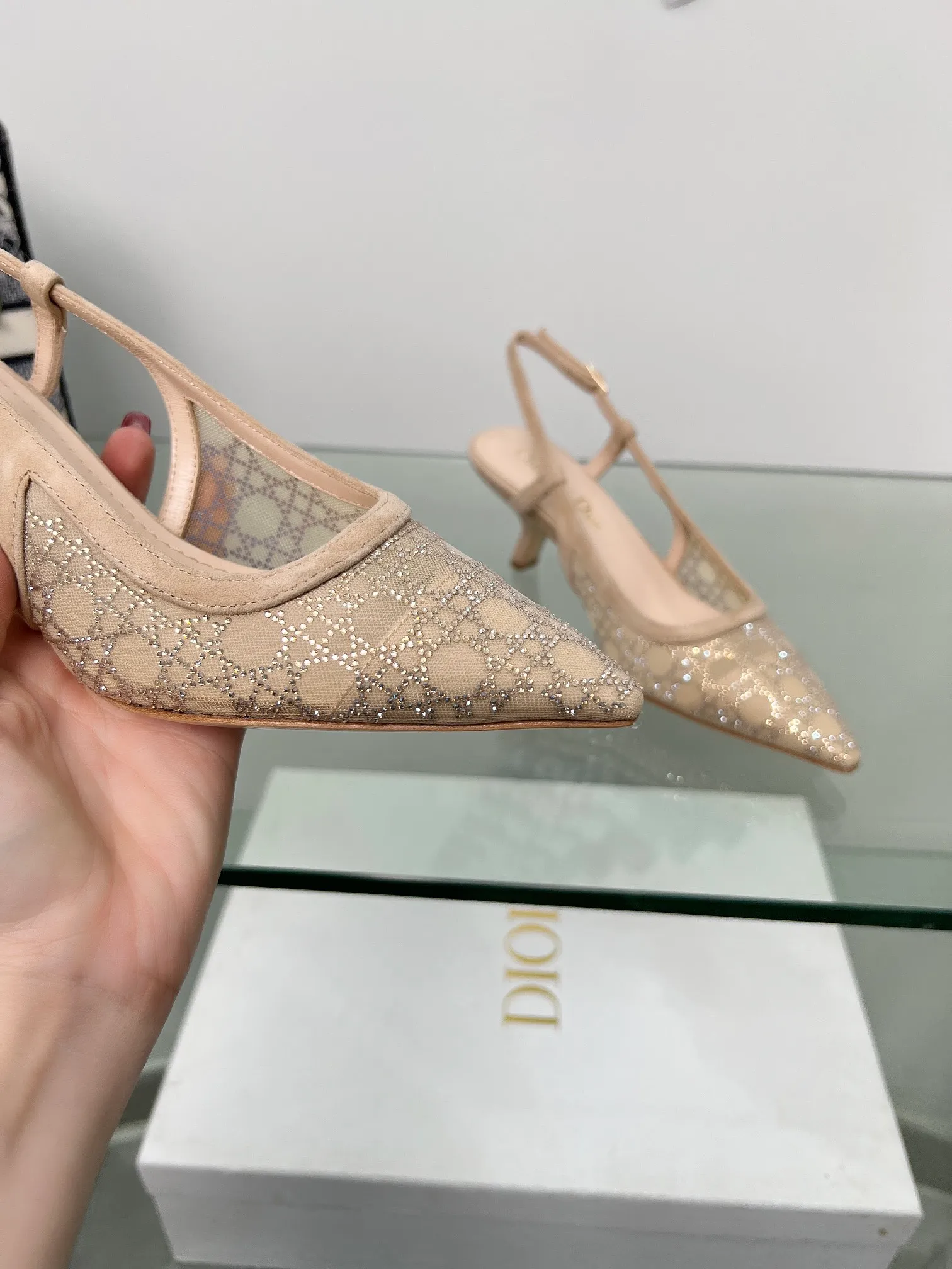 👟👟Ex-factory price 560👟👟Dior 2025 spring and summer catwalk new style bling...bling...crystal shoes Capture one-line high-heeled Mule women's shoes Star same rhinestone square toe cannage pattern cat heel slippers The top high-end version on the market Exclusive sale Material: original custom mesh inlaid with hot Australian rhinestones + water-dyed sheepskin feet + original molded hardware buckles + Italian leather outsole Heel height: 6.5CM/9.5CM size: 33-44 (33.34.40.41.42.43.44 is custom-made and cannot be returned or exchanged)